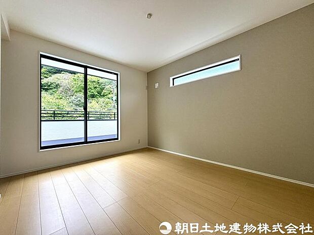 【洋室】間接照明などでお部屋をドレスアップしてみると昼と夜の過ごし方がガラッと変化しますね