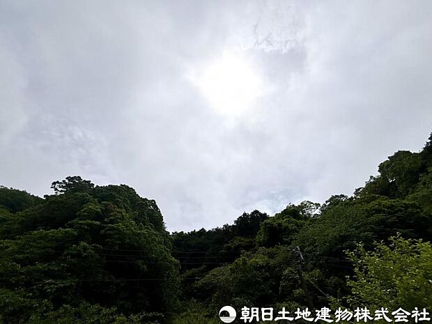 【眺望】眺望バルコニーへ一歩外にでると伸び伸びとした雰囲気と空気を感じられそうなロケーションは嬉しい