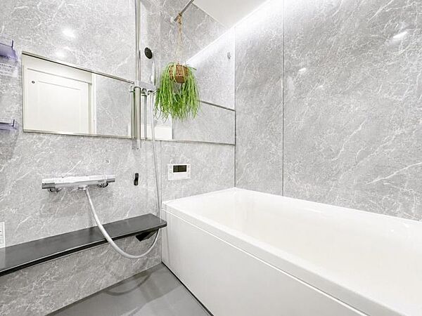 【バスルーム】 一日の疲れを癒す、ゆとりあるバスルーム。毎日使う場所だからこそ、リラックスできる広さと快適性にこだわりました。