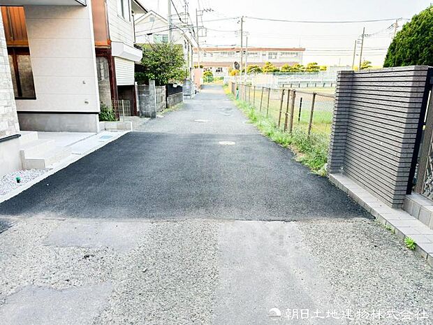 【前面道路】前面道路は車通りも少なく小さなお子様がいるご家庭でも安心です