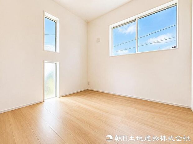 陽当りと風通しに恵まれた心地よい洋室。家族の会話も育みながら、プライベートな時間も大切にできる快適な住空間です。自分らしい時間もゆったりと心地よく楽しめますね。