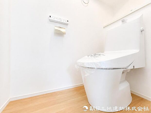清潔感のある落ち着いたトイレ空間。毎日使う場所だからこそ、シンプルで使いやすく、心地よく過ごせるよう整えられています。清潔で快適な毎日をしっかり支える設備です。