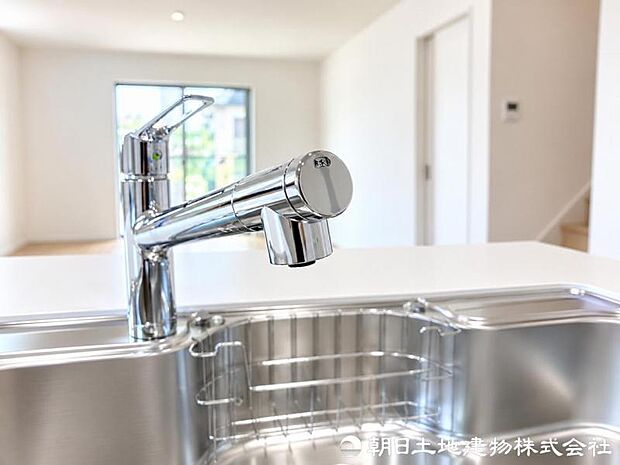 浄水器一体型水栓を採用し、飲み水やお料理にいつでもきれいな水を使用可能。切り替え操作も簡単で、家事に便利です。家族みんなで安心して使えます。
