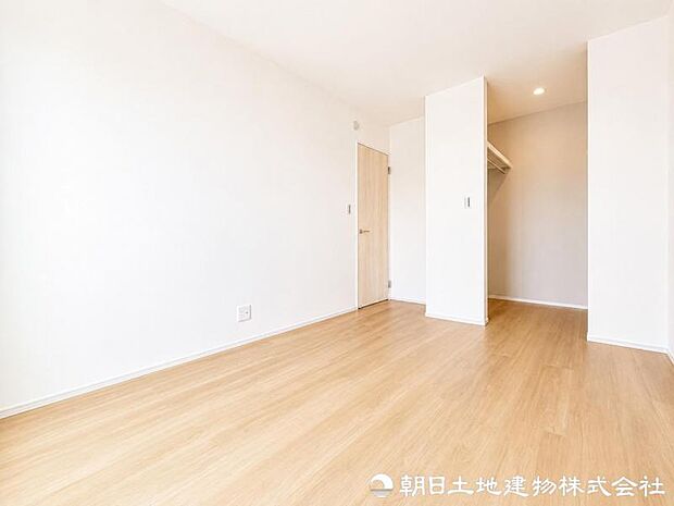 シンプルで家具を配置しやすい洋室。ベッドやデスクもすっきり置け、寝室はもちろん、趣味部屋や在宅ワークにも活用できます。家具選びや模様替えの幅がぐっと広がります。