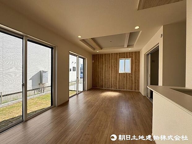 【リビング】リビングは入ってくる風も多く換気も十分にでき、自然光で長く過ごせます。