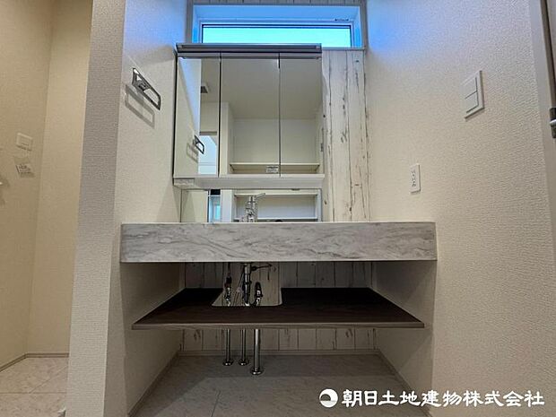 【洗面化粧台】三面鏡の裏側には収納棚を確保。スキンケア用品やヘアケア用品などをすっきり整理できます。