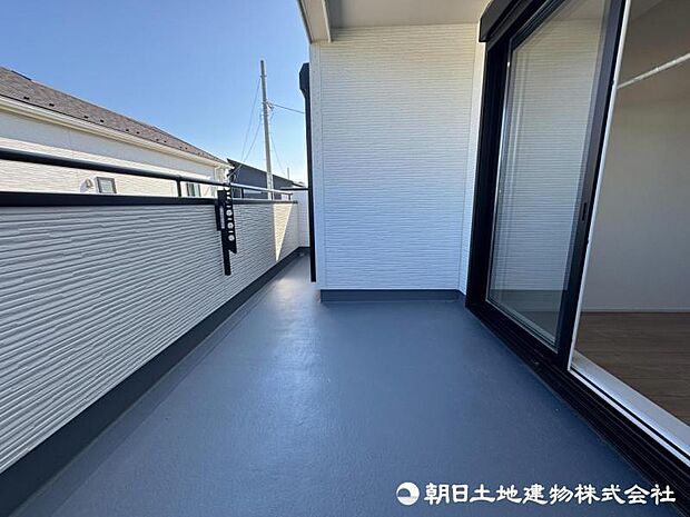 【バルコニー】気持ちのいい空が見渡せる広いバルコニー。爽やかな風を感じて、心躍る素敵な暮らしがはじまります。