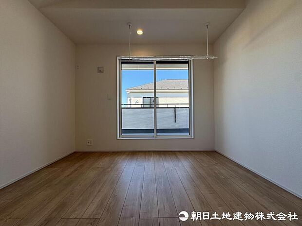 【洋室】家具の配置のし易い室内です。趣味の部屋としても充分な広さを確保しております。