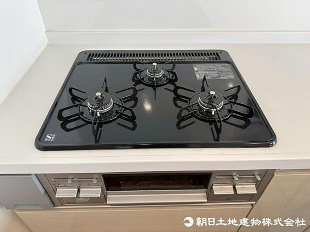 【コンロ】料理がしやすい3口コンロを採用。煮ながら、焼きながら、茹でながら料理できます。
