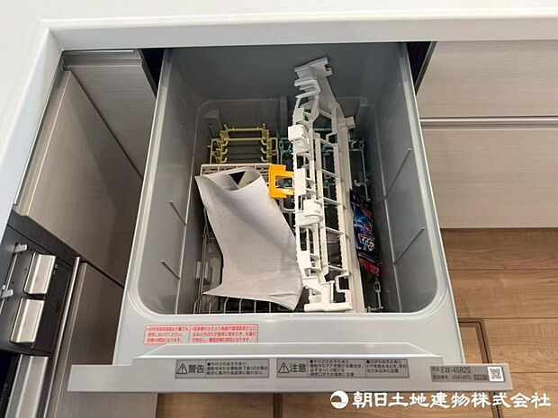 【食洗機】食後の片付けを任せられる食洗機を標準装備。家事の時短につながり、家族との時間を大切にできる嬉しい設備です。