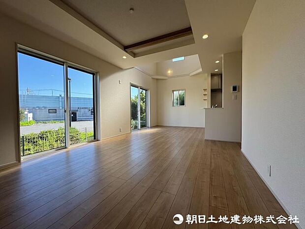 【リビング】 大きな窓から差し込む陽光が、室内をやさしく包み込みます。昼間は照明いらずの明るさを実感できます。