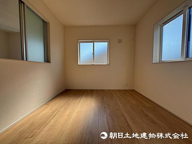 【洋室】 陽当りと通風に配慮した快適な洋室。家族との距離感を保ちつつ、自然とつながりを感じられる設計で、毎日の暮らしに心地よさをもたらします。