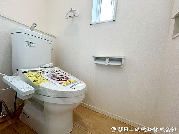 【トイレ】 落ち着いた雰囲気でまとめられたトイレ空間。毎日の使用を快適にサポートします。