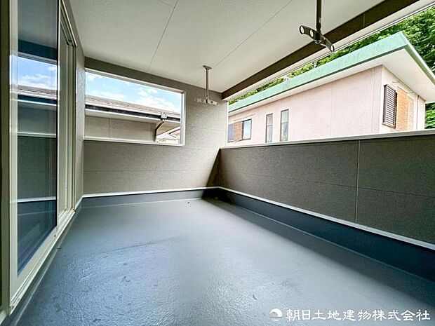 【バルコニー】気持ちのいい空が見渡せる広いバルコニー。爽やかな風を感じて、心躍る素敵な暮らしがはじまります。