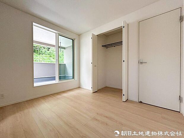 【洋室】 家具の配置がしやすい整った形状の洋室。ベッドやデスクも無理なくレイアウトでき、寝室はもちろん趣味部屋や書斎としても使える十分な広さを確保しています。