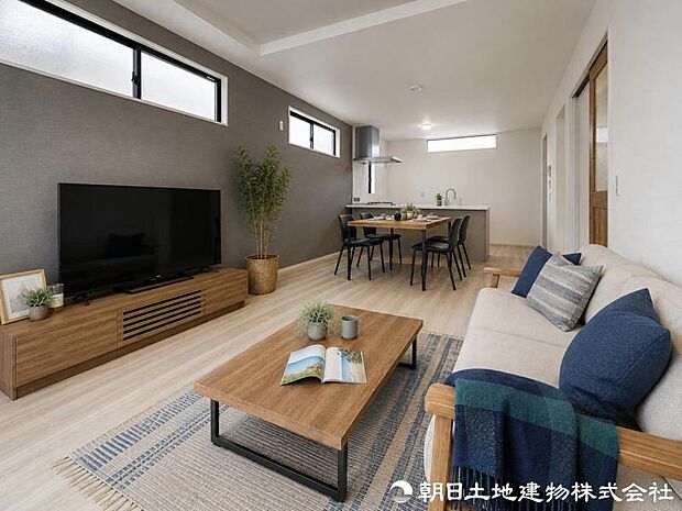 暮らしの中心となるリビングは、家族の時間を優しく彩る寛ぎの空間。日々の安らぎと満足感を感じながら、ゆったり過ごせます。自然と笑顔が集まる心地よい空間になります。※家具はAIによるイメージになります