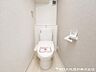 トイレ：清潔感のある落ち着いたトイレ空間。毎日使う場所だからこそ、シンプルで使いやすく、心地よく過ごせるよう整えられています。清潔で快適な毎日をしっかり支える設備です。