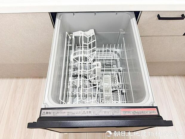 【食洗機】ボタン一つで洗浄から乾燥まで行える食洗機を搭載。家事負担を軽減し、暮らしにゆとりをもたらします。