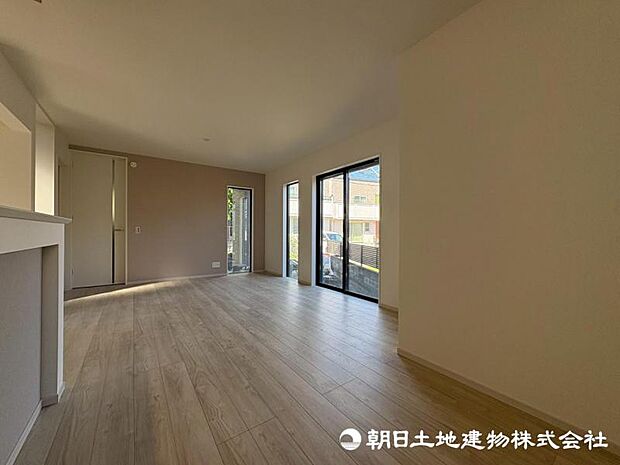 【リビング】リビングは入ってくる風も多く換気も十分にでき、自然光で長く過ごせます。