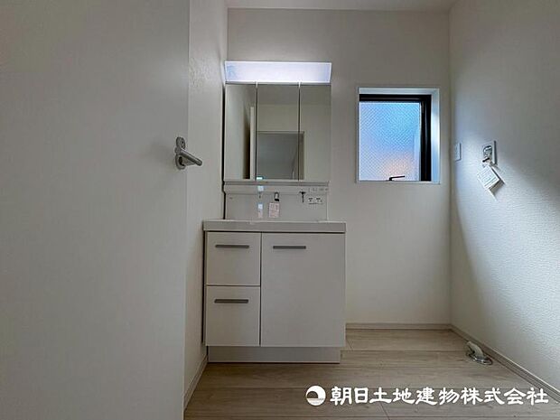 【洗面化粧台】三面鏡の裏側には収納棚を確保。スキンケア用品やヘアケア用品などをすっきり整理できます。