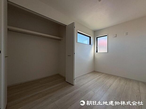 【洋室】暮らしの中での光と風を演出してくれて開放的な空間をお楽しみください。