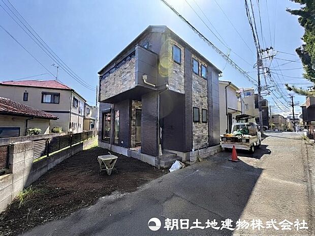 【外観写真】彩られた街区に現出する建物は、ここに住まう方々へ余すこと無く太陽の恵みを届けられるように計画・設計されております。