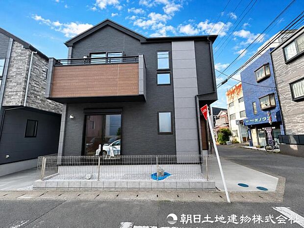【外観写真】 街並みに調和する洗練された外観デザイン。落ち着いた佇まいの中に上質さを感じる住まいで、住むほどに愛着が深まる邸宅です。
