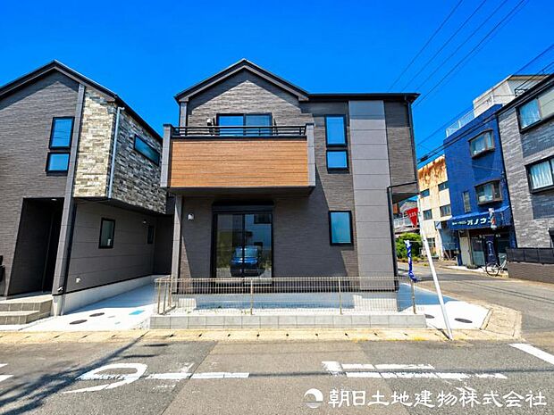 【外観写真】 街並みに調和する洗練された外観デザイン。落ち着いた佇まいの中に上質さを感じる住まいで、住むほどに愛着が深まる邸宅です。