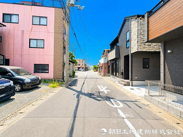 【前面道路】前面道路は道幅も広くゆとりがある為、お車の運転が苦手な方も安心ですね