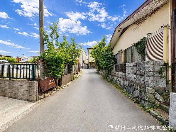 【前面道路】前面道路は車通りも少なくお車の運転が苦手な方も安心ですね。