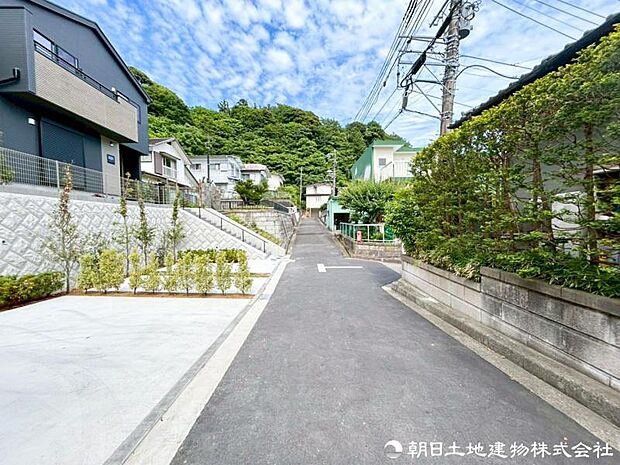 【前面道路】前面道路は道幅も広くゆとりがある為、お車の運転が苦手な方も安心ですね