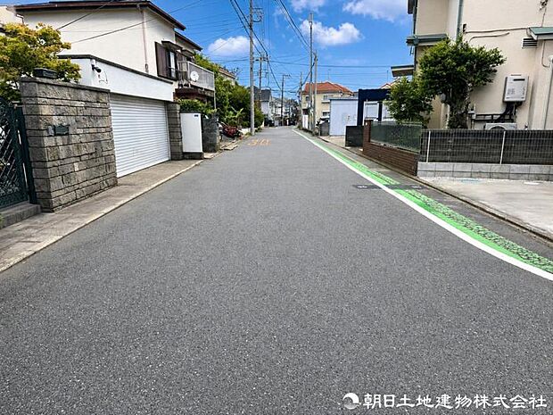 【前面道路】前面道路は道幅も広くゆとりがある為、お車の運転が苦手な方も安心ですね