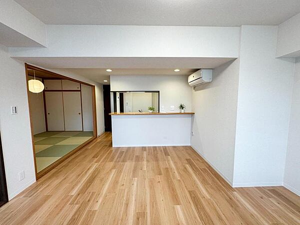 【リビング】 家族が自然と集まり、会話が生まれる明るいリビング。住まいの中心として、心地よい時間が流れる空間です。