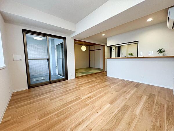 【リビング】 採光と通風を考慮した設計により、四季を通して快適な室内環境を実現しています。