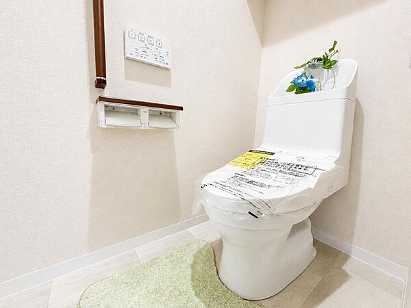 【トイレ】 落ち着いた雰囲気でまとめられたトイレ空間。毎日の使用を快適にサポートします。