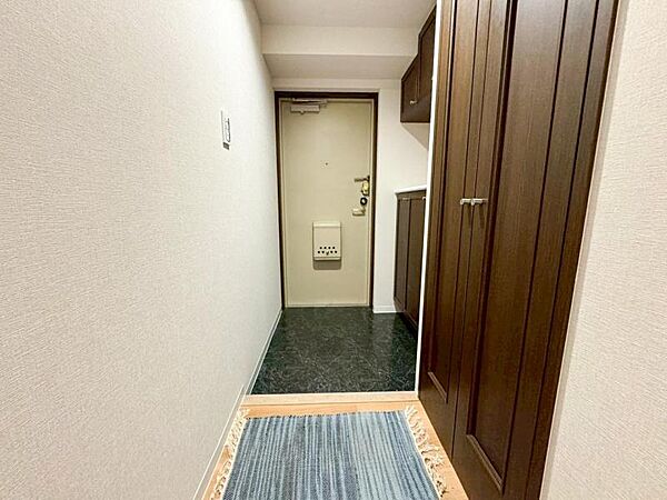 【玄関】 清潔感とゆとりを意識した玄関空間。帰宅時も来客時も「我が家」を実感できる、住まいの第一印象です。