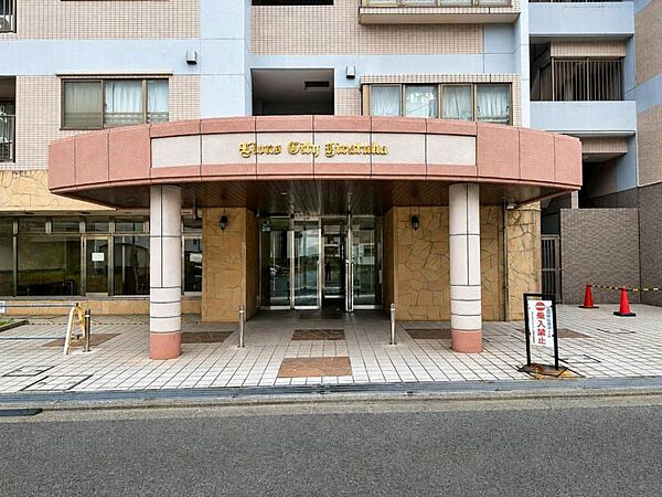 【エントランス】マンションの顔とも言えるエントランスはいつも綺麗にされていて毎日沢山の居住者様、来訪者様を迎えてくれます