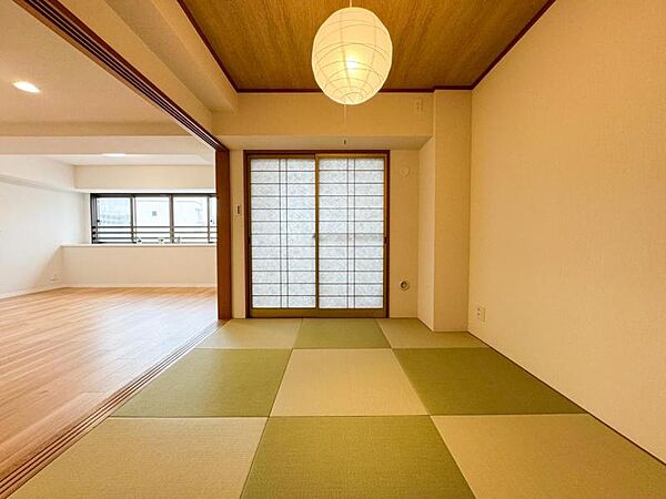 【和室】 くつろぎ・来客・お子様の遊び場など多用途に使える和室。暮らしに柔軟性をもたらす、日本の住文化ならではの落ち着きある空間です。