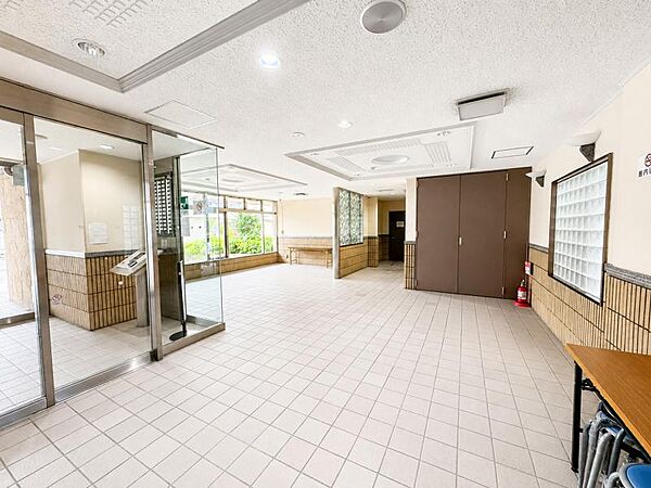 【ロビー】毎日、沢山の来訪者様、居住者様を快適に気持ちよくお過ごしいただける空間がここにはあります。