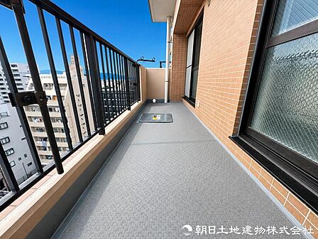 【バルコニー】気持ちのいい空が見渡せる広いバルコニー。爽やかな風を感じて、心躍る素敵な暮らしがはじまります。