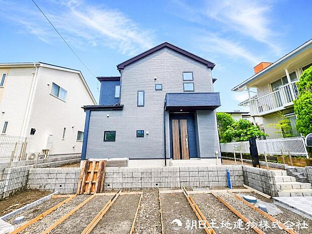 【外観写真】 周囲の環境と美しく馴染む外観フォルム。住宅街の中で程よい存在感を放ち、安心感のある住環境を形成しています。