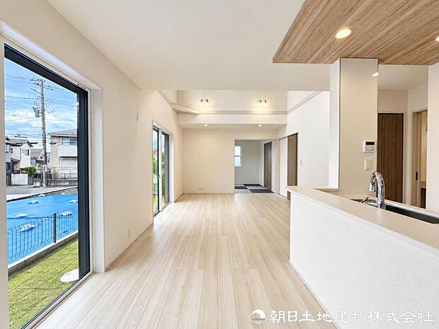 降り注ぐ陽光と照明がLDK全体を明るく演出。開放感あふれる空間で、家族団らんや来客時にも心地よく過ごせる住まいです。家族団らんや来客時にも快適に使える空間です。