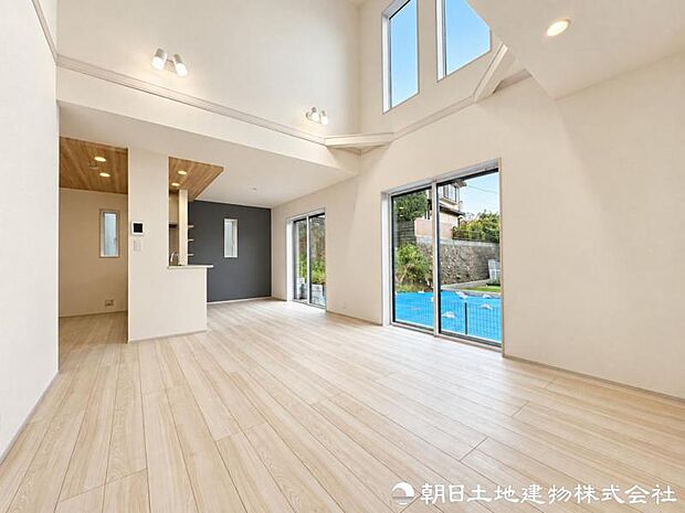 家族が自然と集まり、会話や寛ぎの時間を育むリビング。上質な開放感に包まれながら、日常のひとときを心地よく過ごせます。家族団らんの時間も豊かに育めるリビングです。