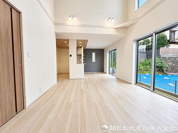 暮らしの中心となるリビングは、家族の時間を優しく彩る寛ぎの空間。日々の安らぎと満足感を感じながら、ゆったり過ごせます。自然と笑顔が集まる心地よい空間になります。