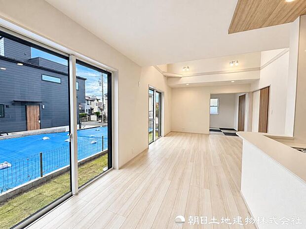 【現地写真】現在はこの住まいだからこそ味わえる特別な寛ぎを日常に。家族の笑顔が自然と集まり、毎日を大切に楽しめる心地よいリビングです。毎日の暮らしを特別に彩る心地よい住空間です。