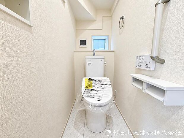 清潔感のある落ち着いたトイレ空間。毎日使う場所だからこそ、シンプルで使いやすく、心地よく過ごせるよう整えられています。清潔で快適な毎日をしっかり支える設備です。