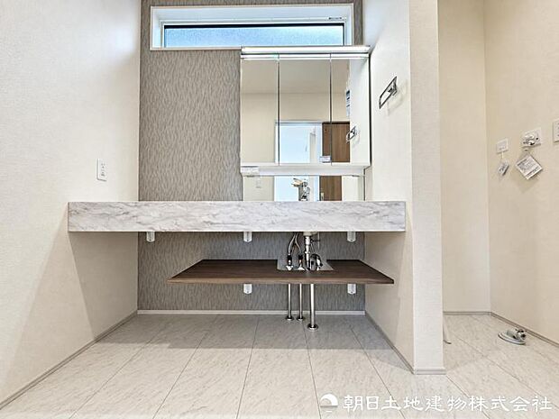 三面鏡付き洗面化粧台は、鏡裏収納に化粧品や洗面用品をすっきり整理可能。使いやすさと収納力を兼ね備えた清潔感ある空間です。忙しい朝の身支度も効率よく進められます。
