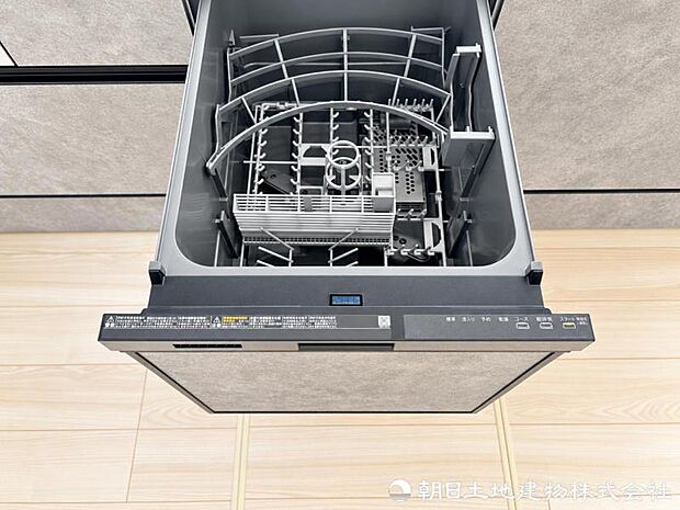 【食洗機】ボタン一つで洗浄から乾燥まで行える食洗機を搭載。家事負担を軽減し、暮らしにゆとりをもたらします。