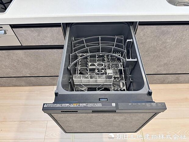【食洗機】ボタン一つで洗浄から乾燥まで行える食洗機を搭載。家事負担を軽減し、暮らしにゆとりをもたらします。