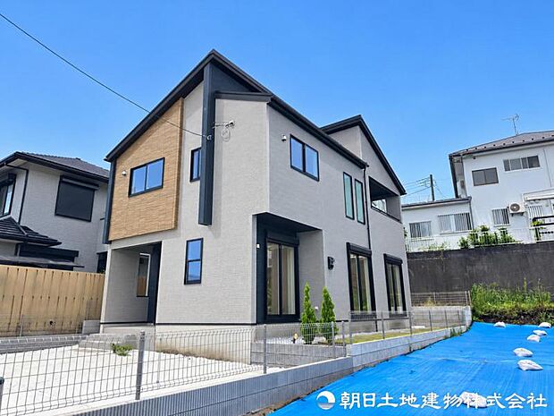 爽やかな青空と陽光に映える美しい外観。住み心地とデザイン性を兼ね備えた住空間が、日々の暮らしに心地よい満足感を届けます。住まう喜びを毎日の暮らしで実感できます。